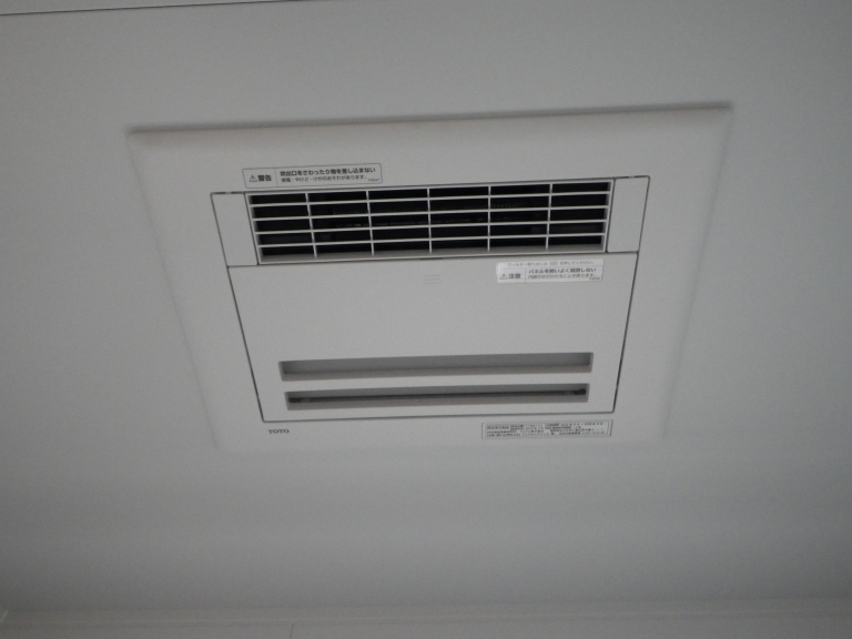 浴室の天井へは換気暖房乾燥機を設置